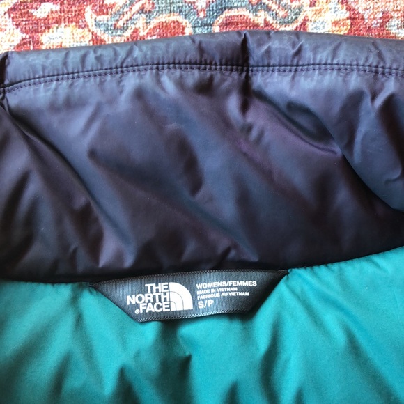 Woman’s, The North Face vest, Small, blackberry wine/green. - Picture 7 of 7